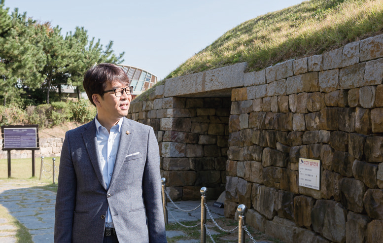 장도포대지를 둘러보고 있는 이오상 의원