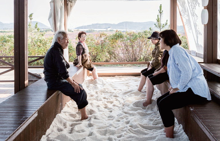 천일염 체험관을 이용 중인 시민들