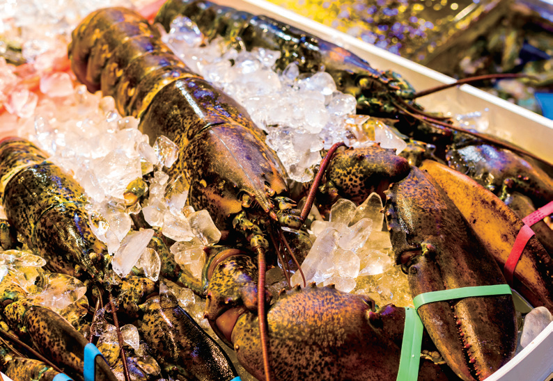 인천종합어시장에서는 연근해산과 원양산, 수입산 해산물을 판매하고 있다.