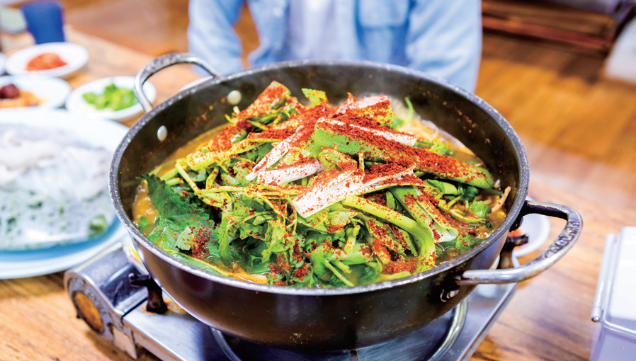 2층에는 활어 전문 양념 식당이 있다.