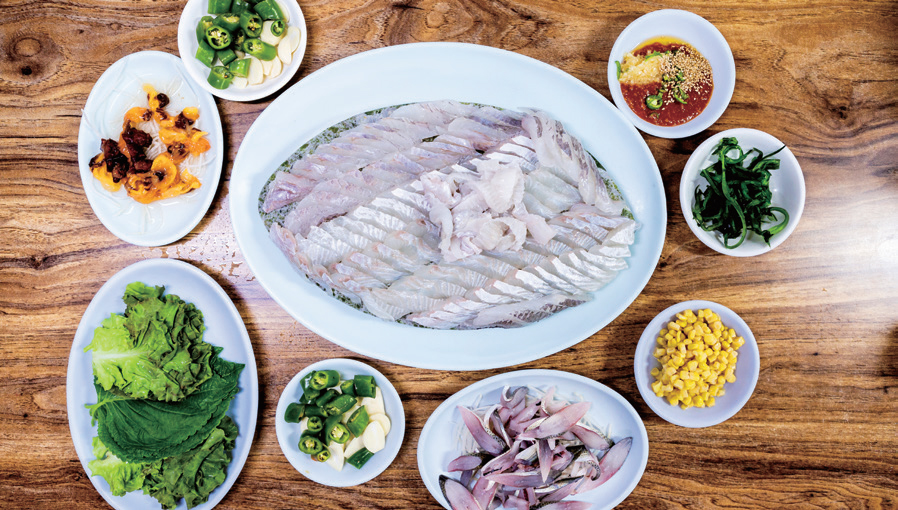 1층에서 구입한 생선을 싱싱하게 즐길 수 있는 인천종합어시장