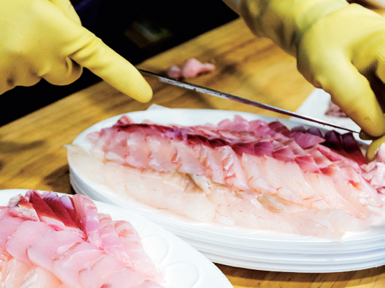 고기를 구입하면 그 자리에서 회를 바로 떠준다.