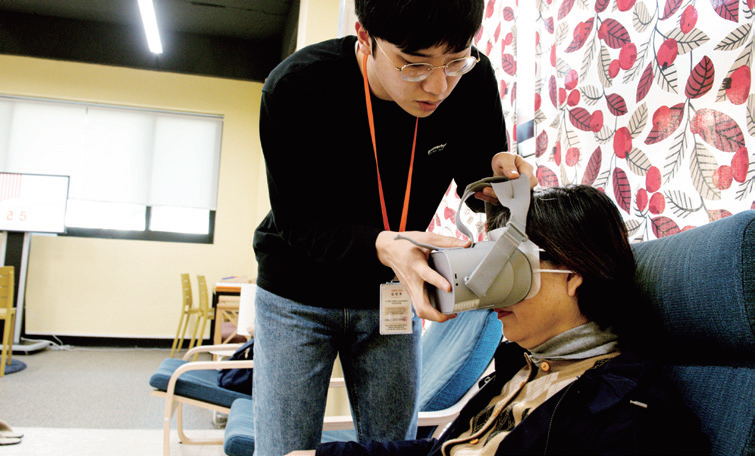 뇌건강 프로그램을 체험 중인 시민