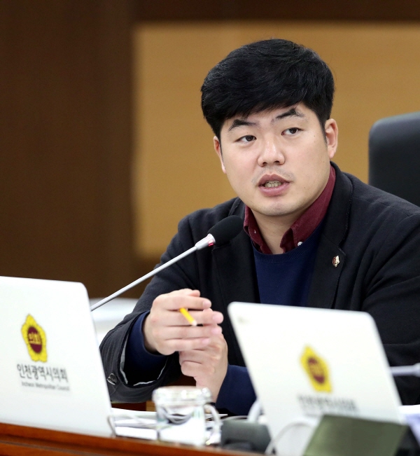 유세움 부위원장 사진