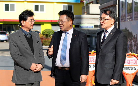 용현남초등학교 주변 통학로 개선을 위해 현장의정을 펼치고 있다.