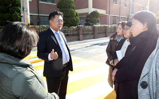학교시설 주변 교육환경 개선 필요성을 강조하는 김강래 의원
