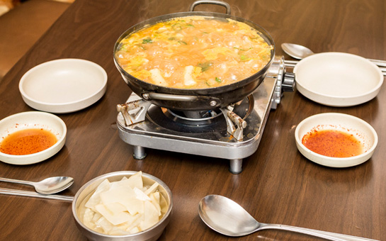 인천의 노포 ‘대전집’에서 맛볼 수 있는 스지탕 사진