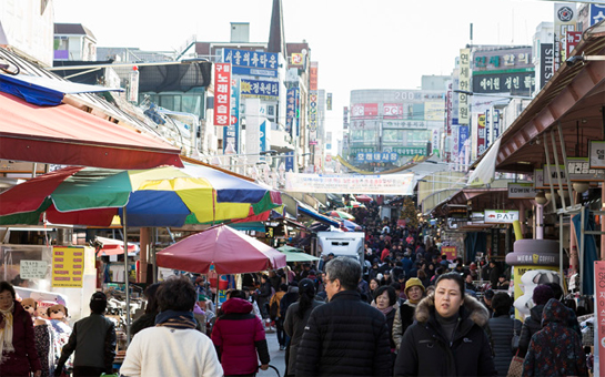 한겨울에도 모래내시장은 북적인다.
