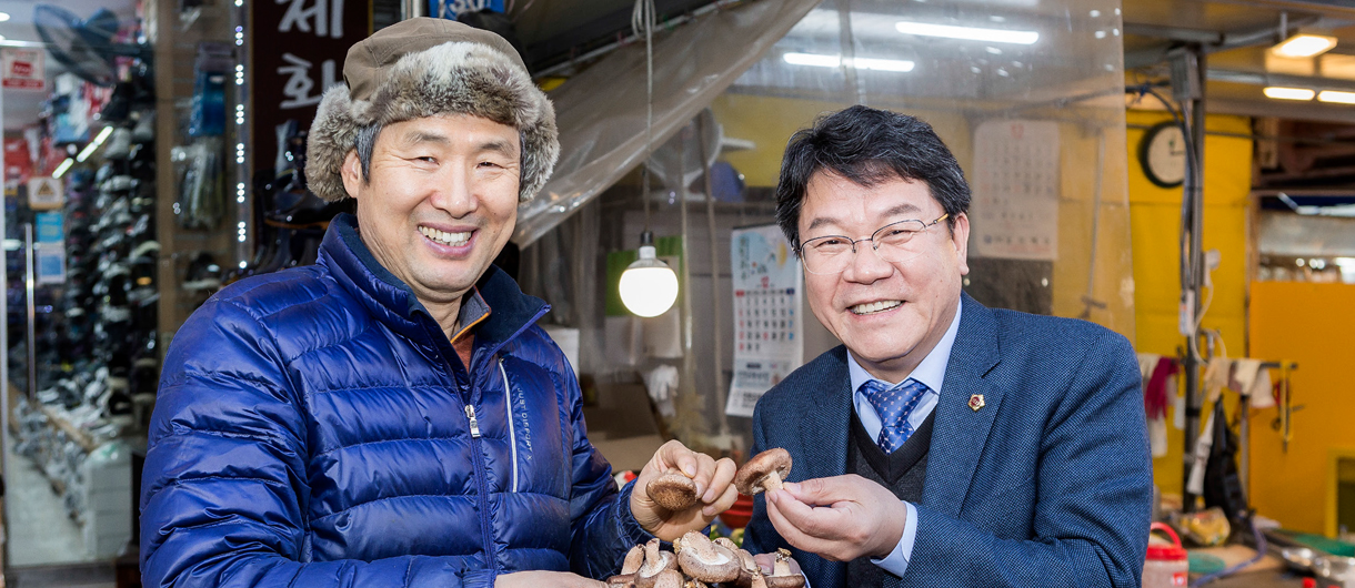 모래내시장을 소개하고 있는 고존수 의원