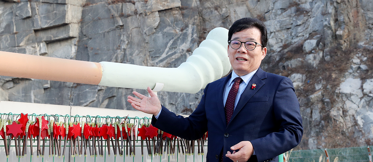 김국환 의원이 송도석산 일대에서 현안 점검을 하고 있다.