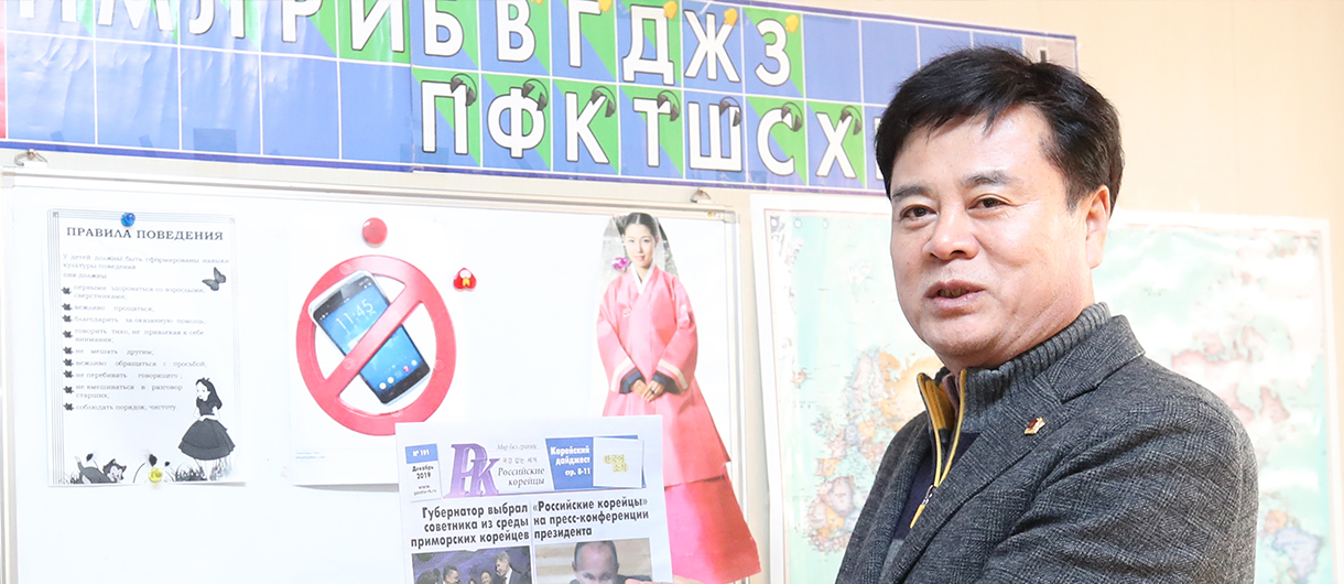 김준식 의원이 연수구 함박마을에 방문하여 고려인 관련 현안 점검을 하고 있다.