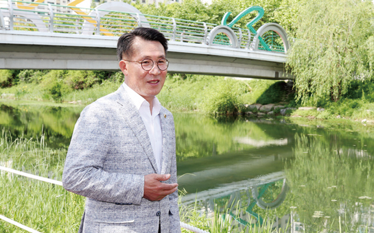 굴포천 친수공간 조성에 대해 설명하는 김 의원