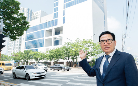 계양구에 준공된 방송통신시설 공실에 나와서 설명하는 이 의원