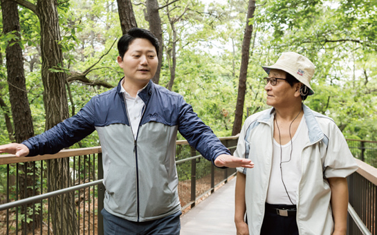 장아산 무장애나눔길에 대해 시민과 이야기하고 있다.