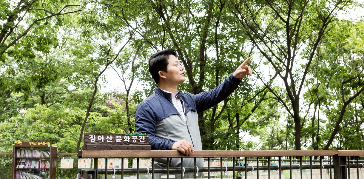 장아산 무장애나눔길 점검에 나선 김성수 의원.