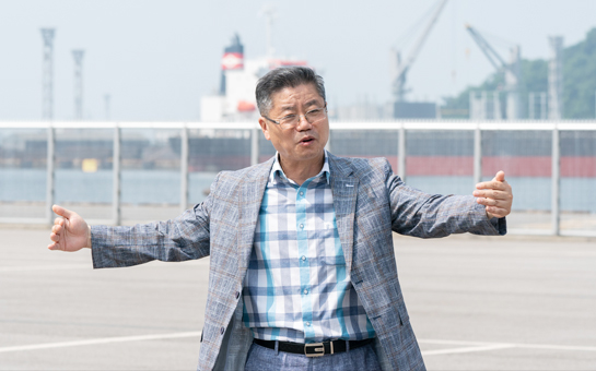 내항1·8부두를 둘러보는 안병배 의원