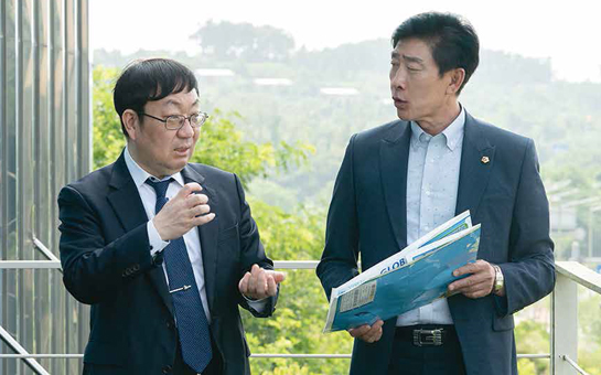 현안과 관련해 관계자와 이야기 나누는 조광휘 의원