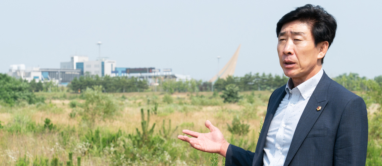 조광휘 의원이 영종에 방문하여 현안 점검을 하고 있다.