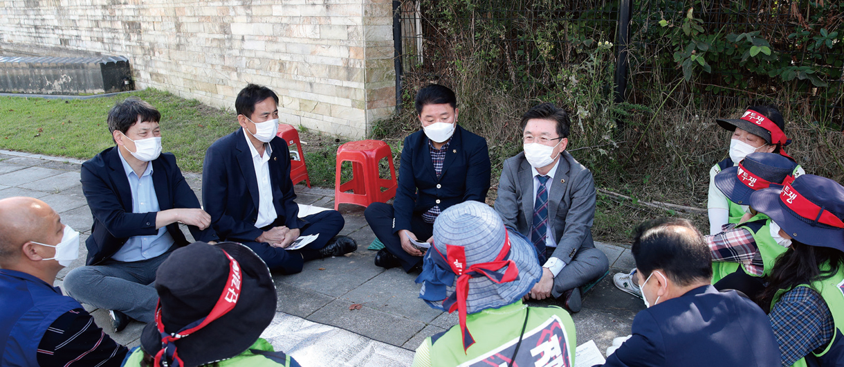 골프장 용역업체 소속으로 일하다 해고된 노동자들과 의견을 나누는 의원들