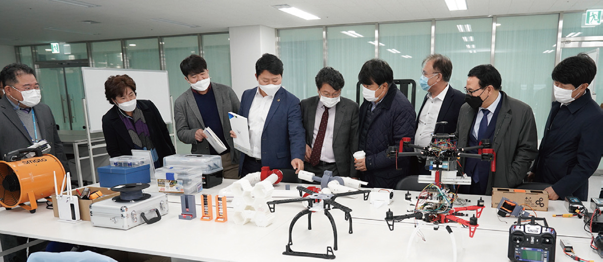 골프장 용역업체 소속으로 일하다 해고된 노동자들과 의견을 나누는 의원들