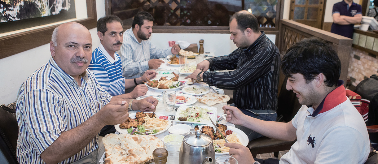 아라베스크에서 손님들이 식사를 하는 모습