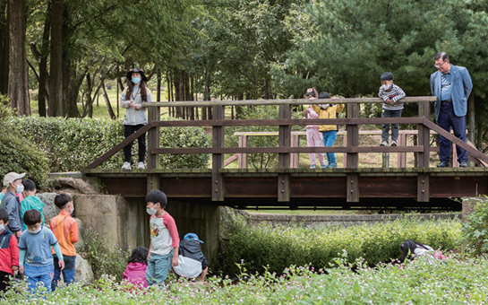 소풍을 나온 아이들을 바라보는 김병기 의원