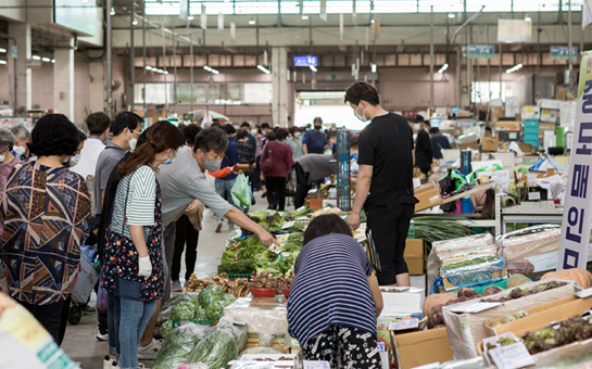 임지훈 의원이 시장 상인들의 고충을 듣고 있다