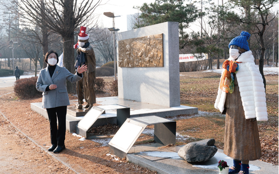 평화의 소녀상, 강제징용노동자상 앞에 나와 있는 조성혜 의원