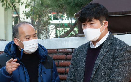 최승영 안골마을 도시재생현장지원센터장에게 설명을 듣고 있는 유세움 의원