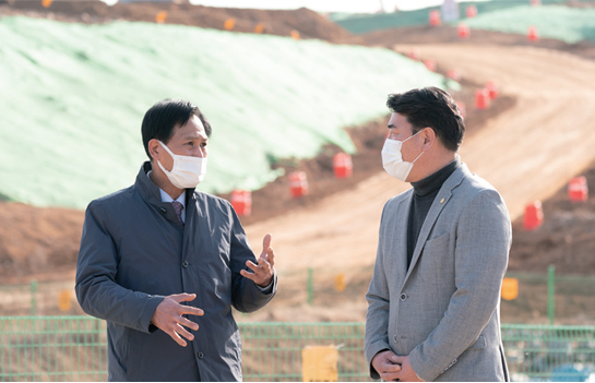 김진규 시의원이 김명주 서구 구의원과 함께 공사현장을 점검하고 있다.
