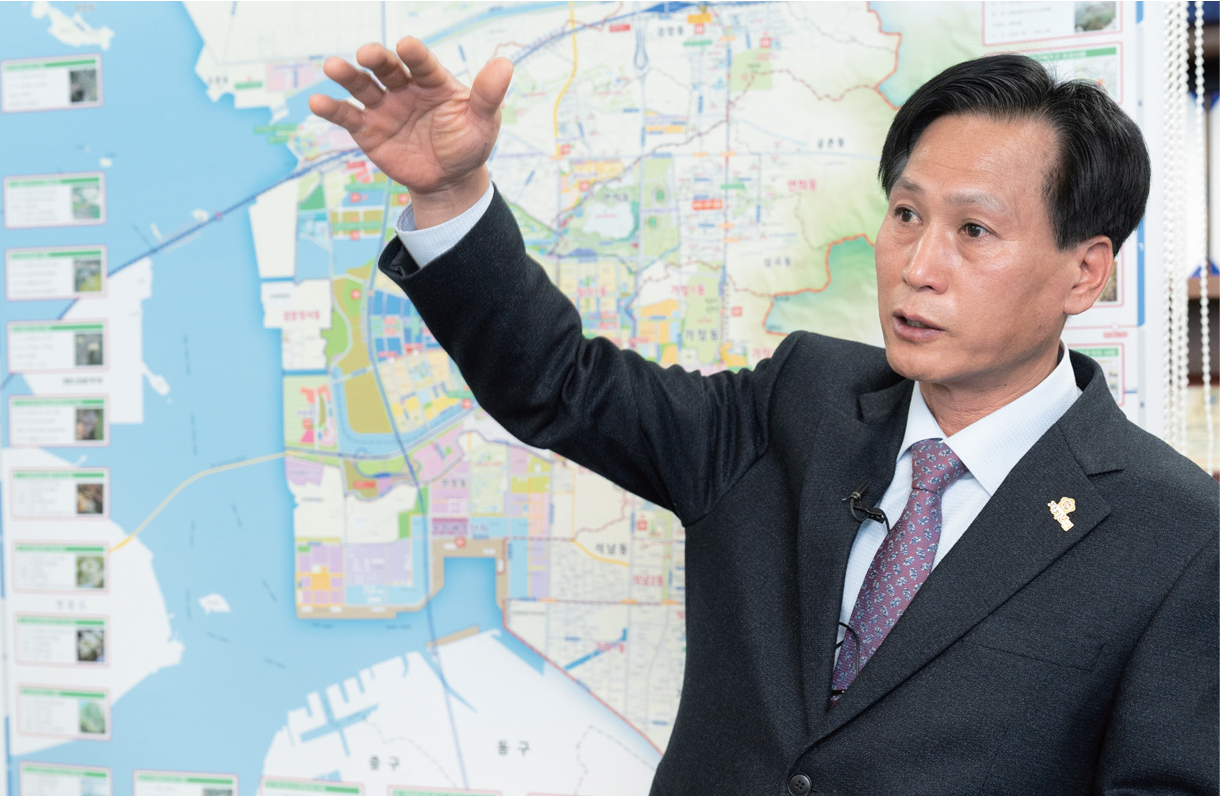 검단 공사차량 위험성을 설명중인 김진규 시의원