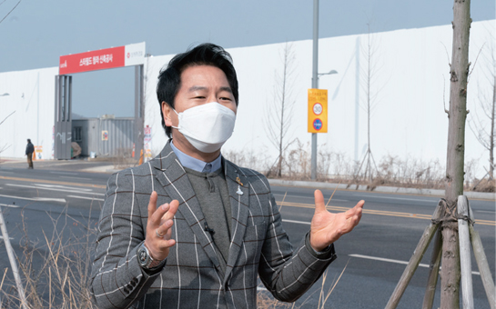 스타필드 공사 현장을 살펴보는 김종인 의원