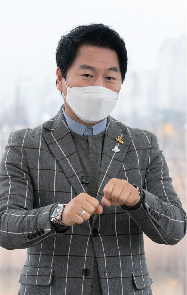 청라시티타워를 설명중인 김종인 의원