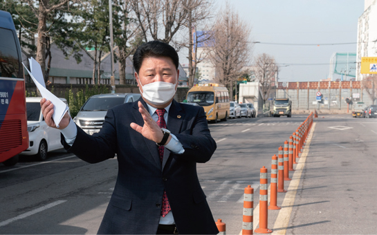 더불어 마을 사업에 대해 설명하는 임동주 의원