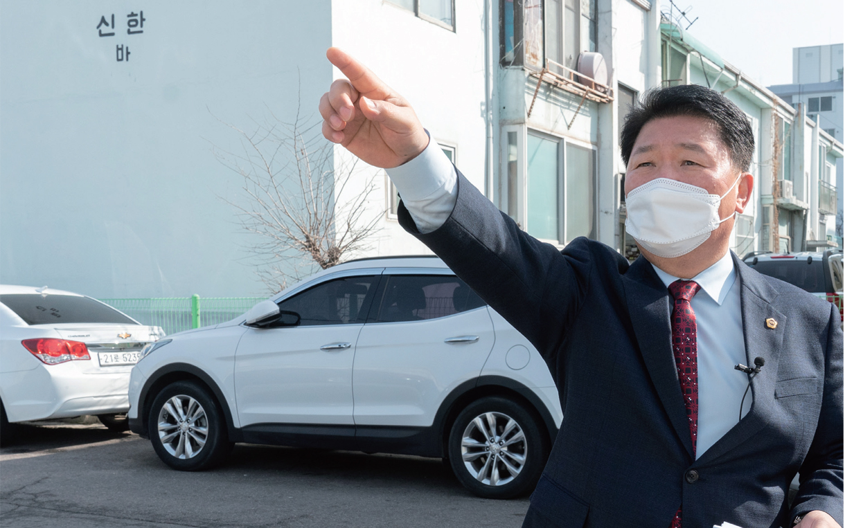 원도심 개발 사업 요점을 설명하는 임동주 의원