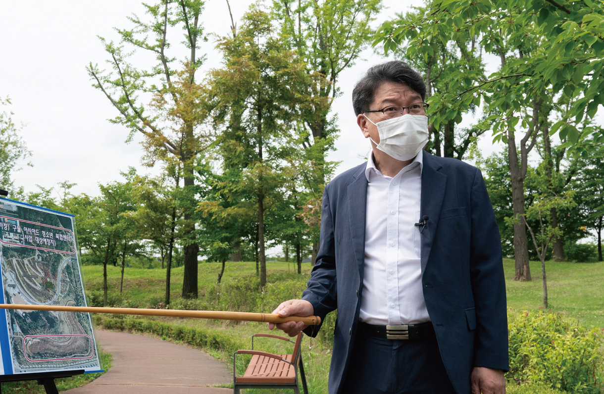 구월 아시아드 근린공원에서 청소년복합센터 사업을 설명하고 있는 고존수 의원