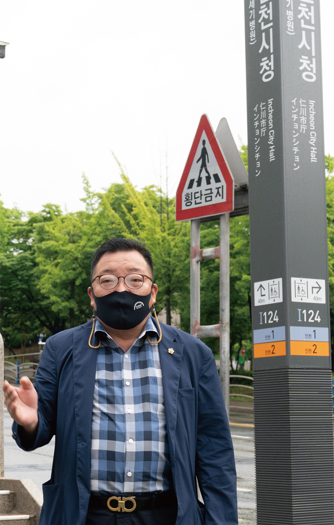 인천시청 지하철역 출구에서 엘리베이터 설치를 강조하고 있는 박인동 의원