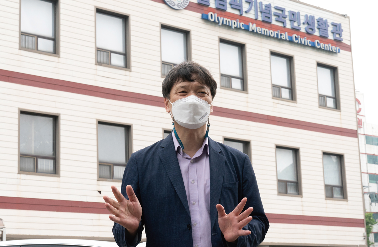 강원모 의원이 리모델링이 필요한 올림픽기념 국민생활관에 대해 설명하고 있다.