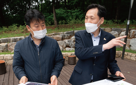 이병래 의원이 유동일 남동구청 공원녹지팀장에게 만수산 무장애나눔길 현황을 듣고 있다.