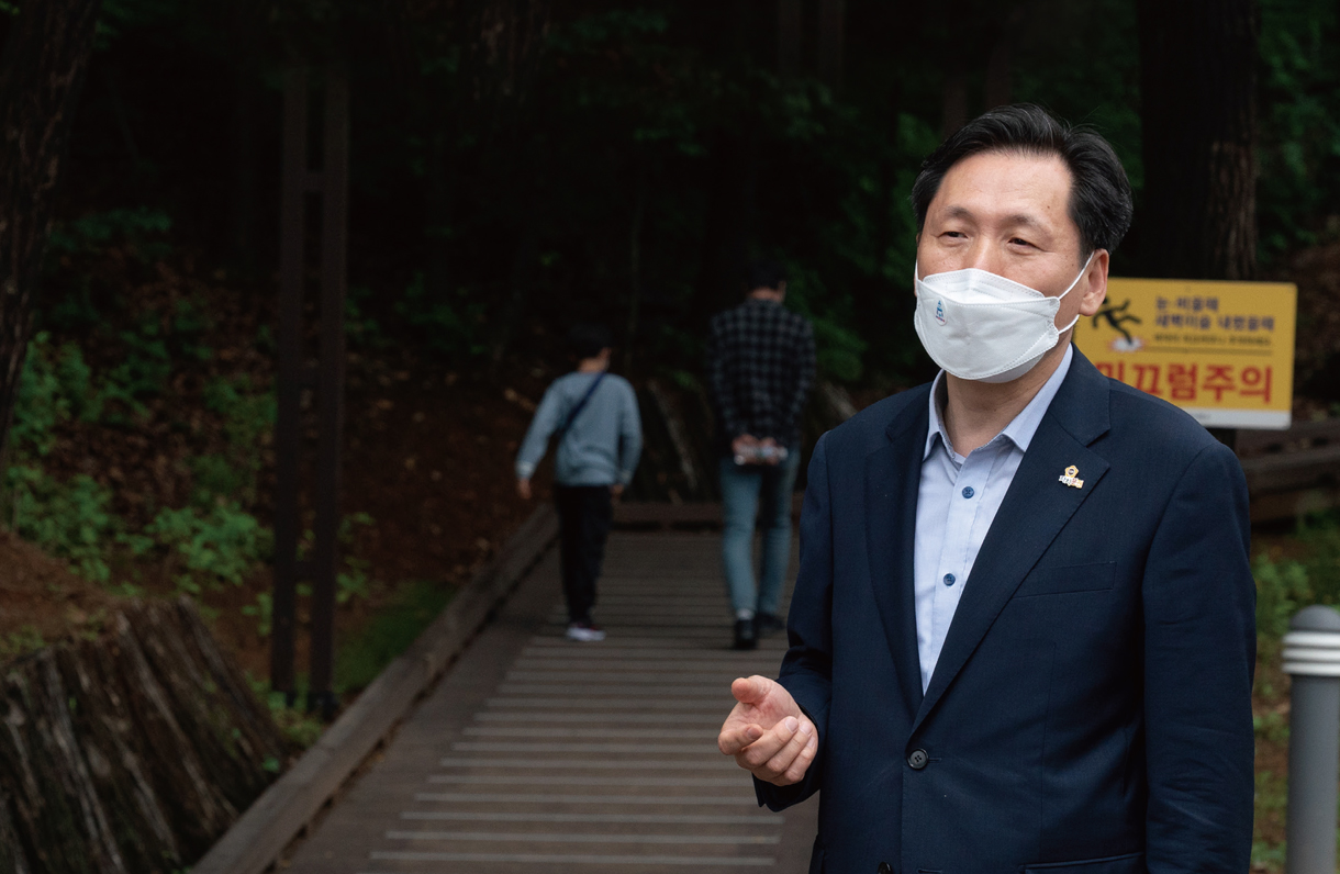 만수산 무장애나눔길 조성에 앞서 2019년 최우수상을 수상한 장아산 무장애나눔길을 찾아 벤치마킹하고 있는 이병래 의원