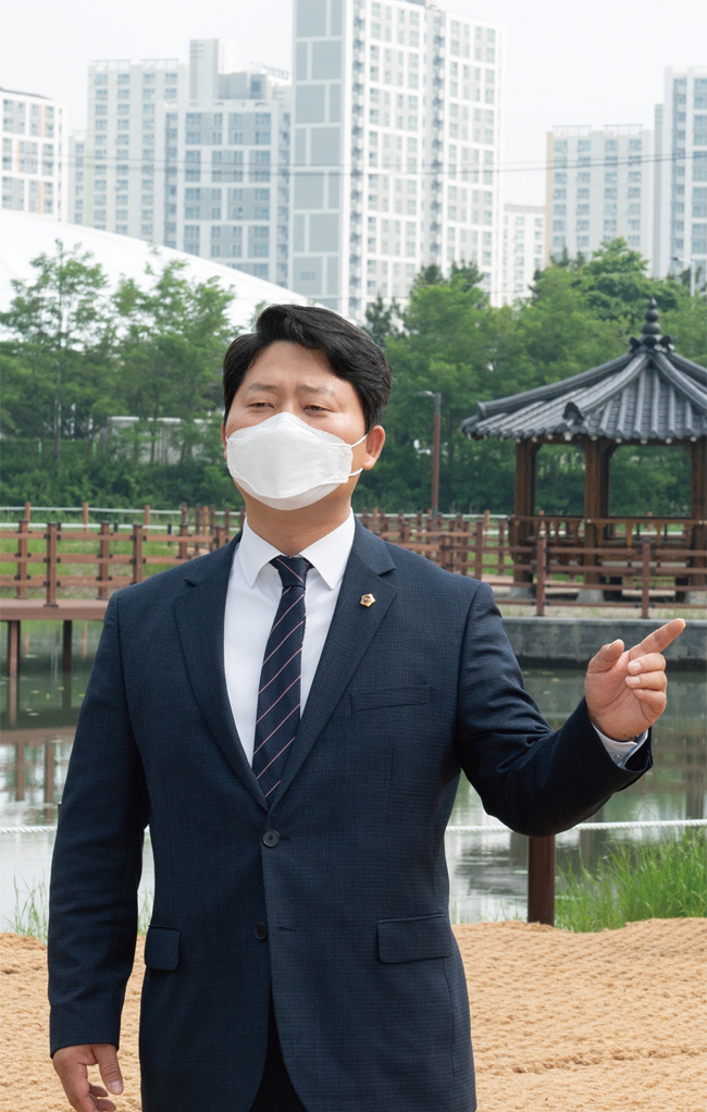 김성수 의원이 소래습지 친환경 연꽃공원을 찾아 준비상황을 점검하고 있다.