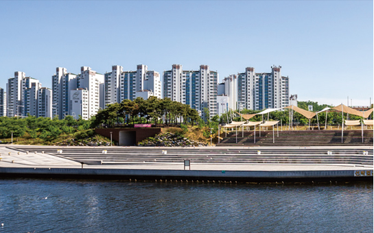 태양광 시설 접목시킨 자살예방 난간 사진