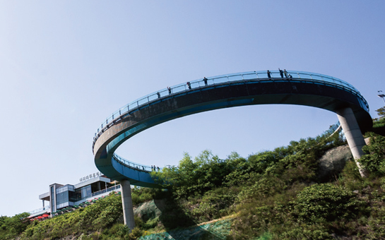 태양광 시설 접목시킨 자살예방 난간 사진