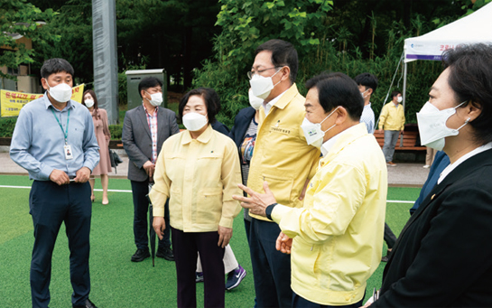 신트리공원 지하주차장 설치사업 관련 보고를 받고 있다.