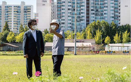 노태손 의원이 부평캠프마켓 공사현장을 둘러보고 있다.