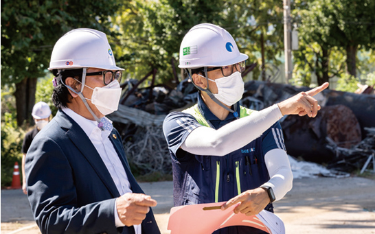 노태손 의원이 부평캠프마켓 공사현장을 둘러보고 있다.