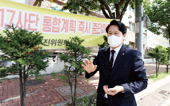 이용선 의원이 군부대 통합재배치에 따른 주민불편을 설명하고 있다.