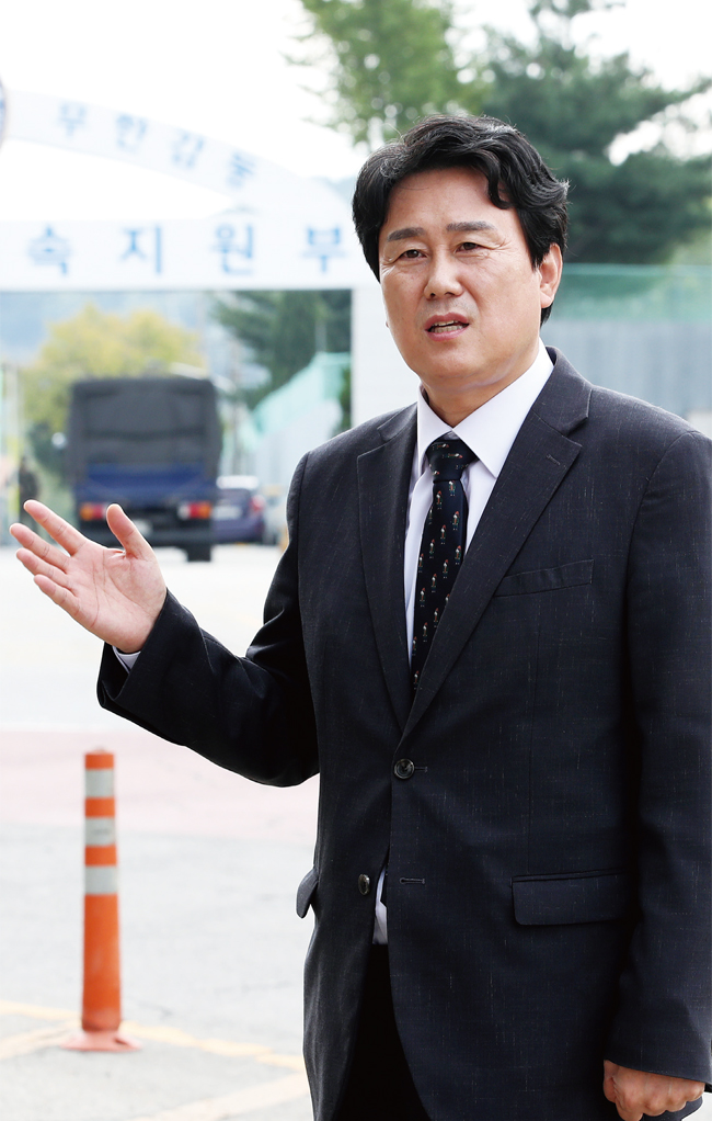 인천시청 지하철역 출구에서 엘리베이터 설치를 강조하고 있는 박인동 의원