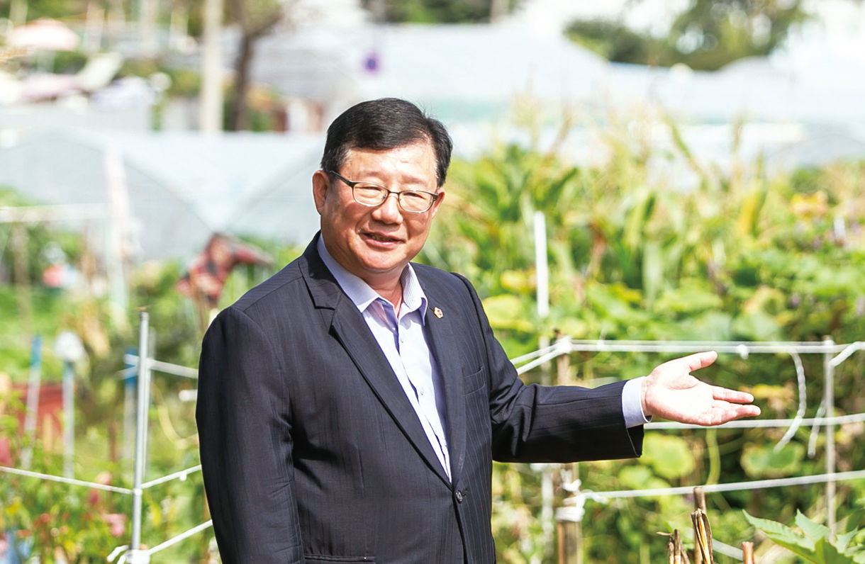 원적산공원 주차장 필요성을 설명하고 있는 김병기 의원