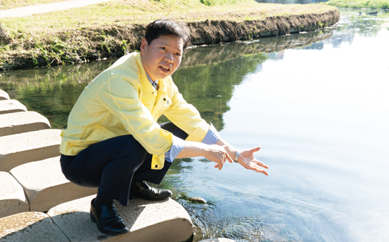 임지훈 의원이 굴포천에 대해 설명하고 있다.